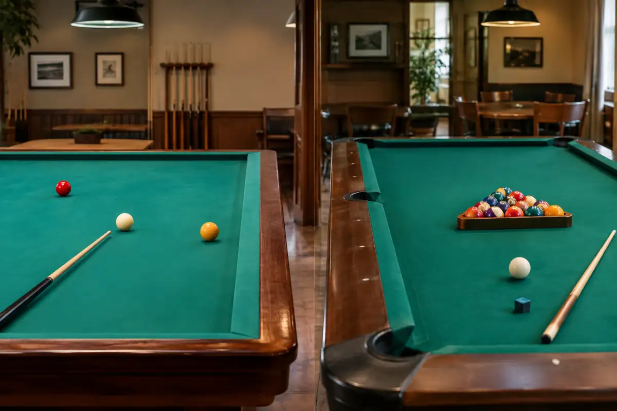 Table de billard français sans poches et table de billard américain à six poches, avec leurs billes et queues côte à côte.
