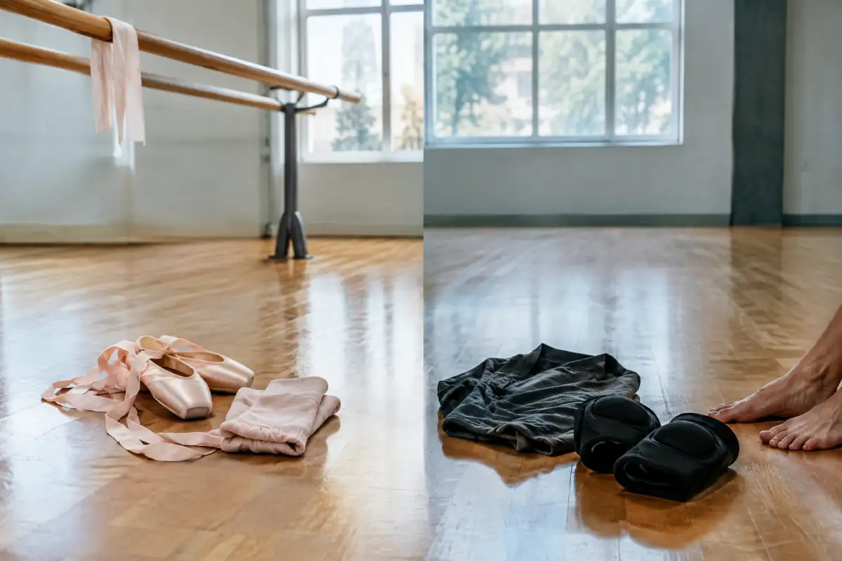 Chaussons de danse classique et tenue souple de danse contemporaine réunis dans une salle au parquet clair.