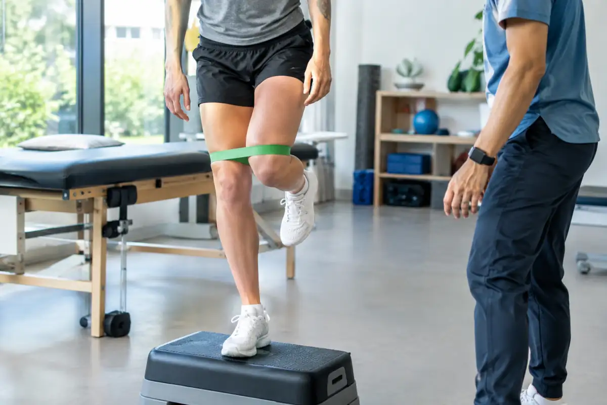 Rééducation du genou après rupture du ligament croisé antérieur avec exercice d’équilibre supervisé par un kinésithérapeute.