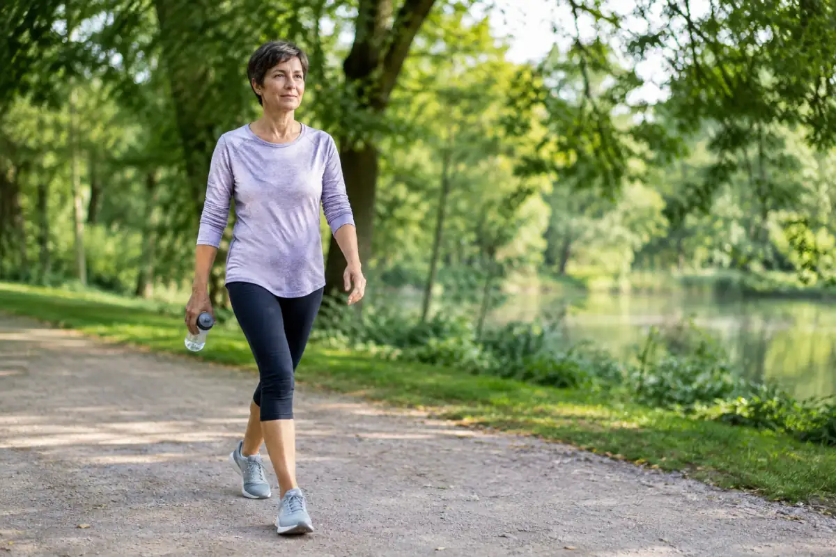 Marche douce sur un chemin plat, exemple d’activité physique adaptée pendant ou après un cancer.