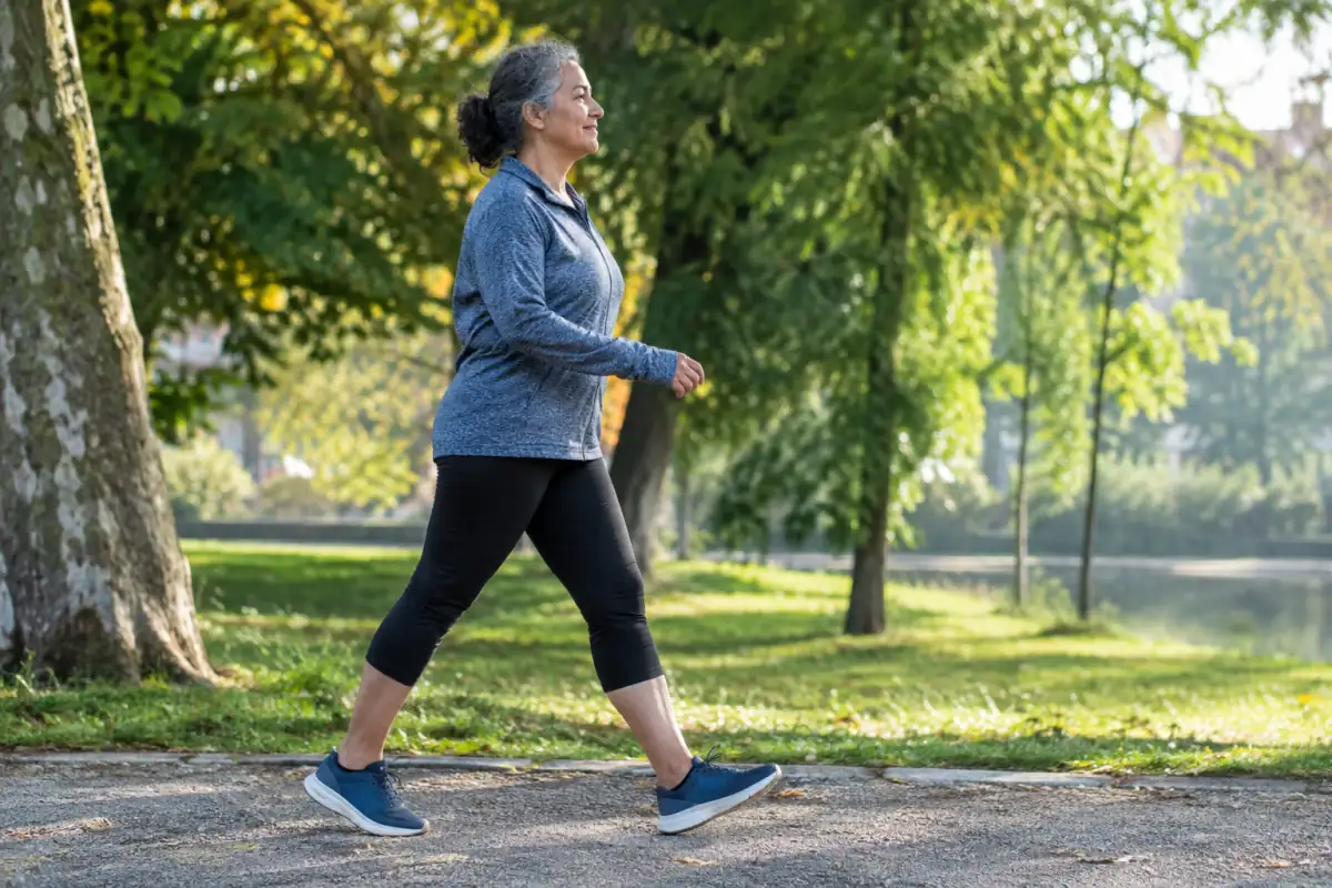 Marche rapide à allure modérée dans un parc, une activité d’endurance souvent adaptée en cas d’hypertension artérielle.
