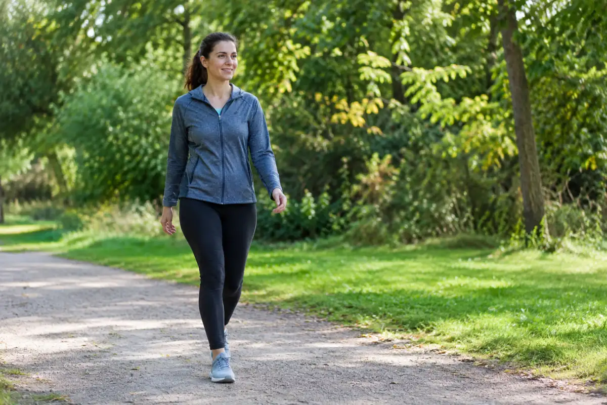 Marche tranquille sur un chemin plat, une activité facile à adapter pour reprendre le sport avec un mal de dos.
