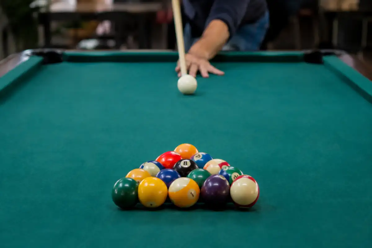 Triangle de billes du jeu de la 8 avec la noire au centre, avant une casse au billard américain.