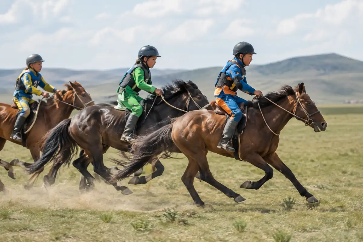 Des jockeys équipés traversent la steppe à cheval lors d’une course hippique mongole organisée en plein air.