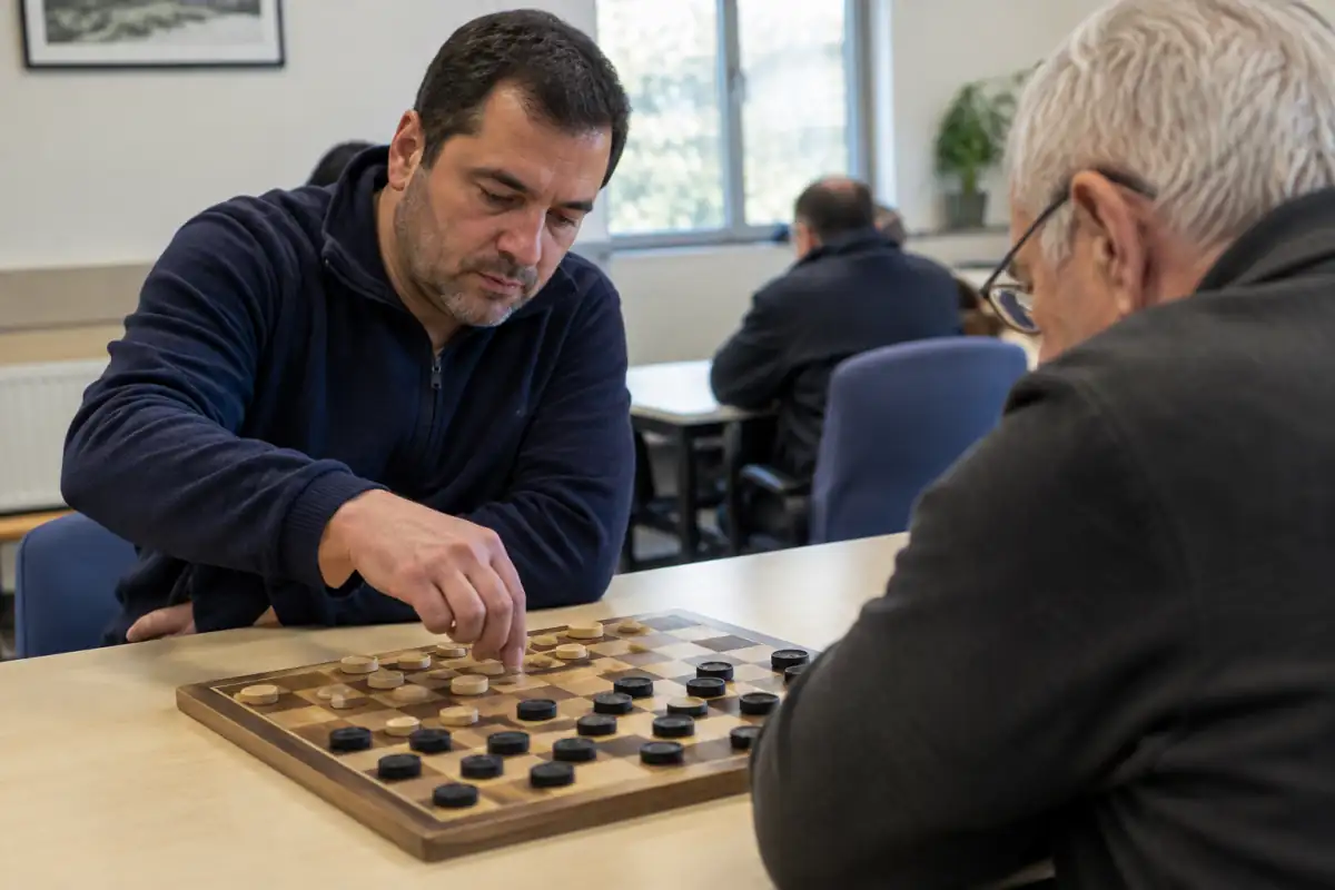 Partie de dames turques sur damier 8 × 8 : deux joueurs déplacent leurs pièces horizontalement et verticalement.