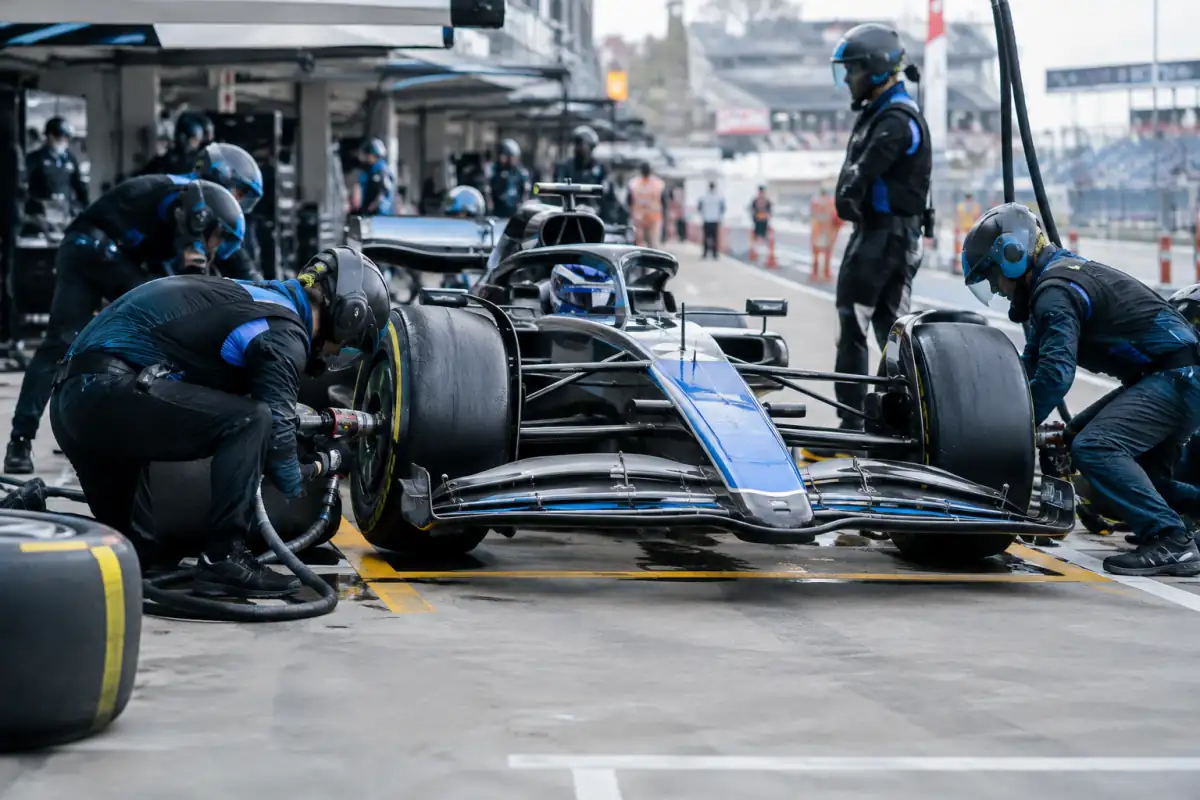 Arrêt aux stands en Formule 1 : une équipe change les pneus d’une monoplace pendant un Grand Prix.
