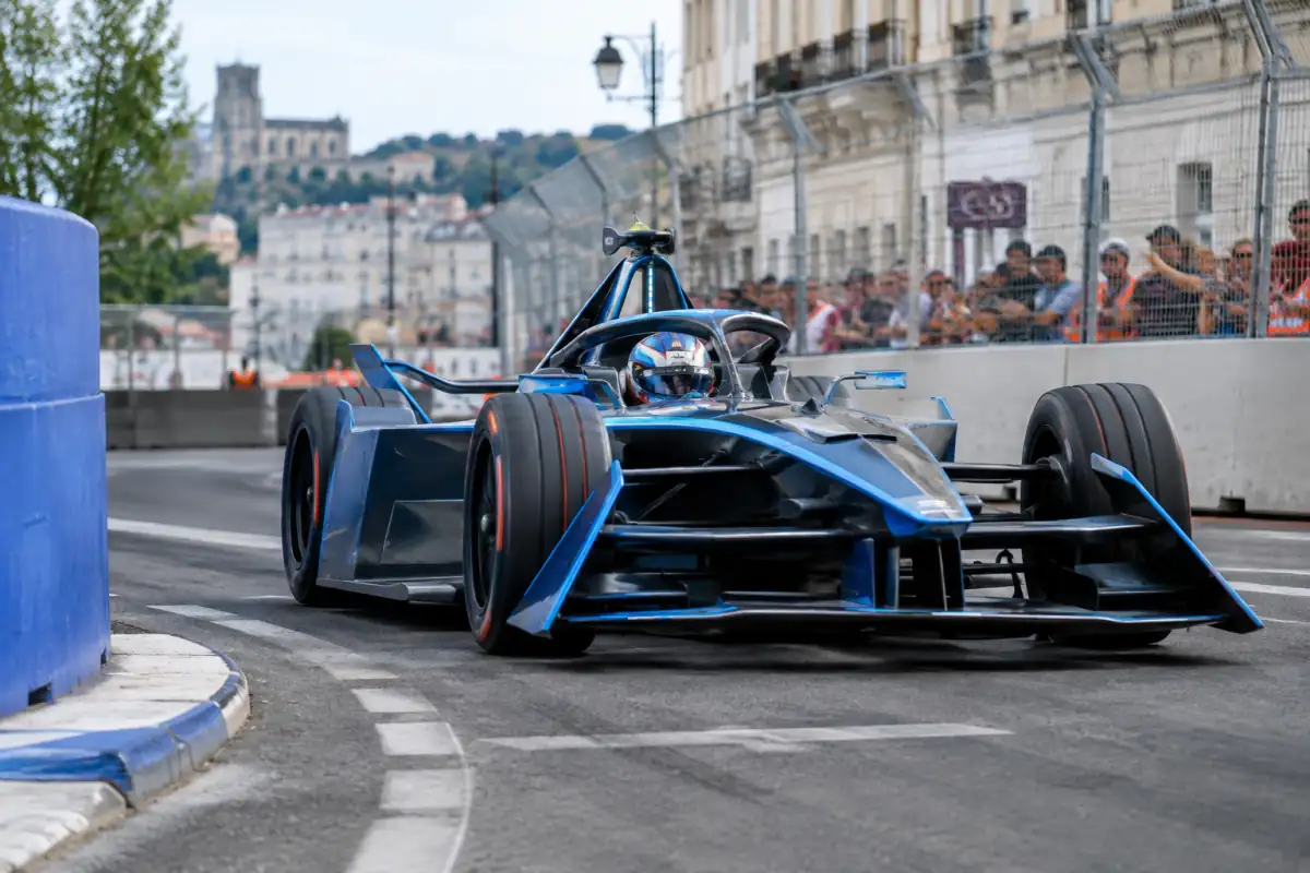 Monoplace électrique de Formule E pilotée dans un virage serré sur un circuit urbain temporaire.