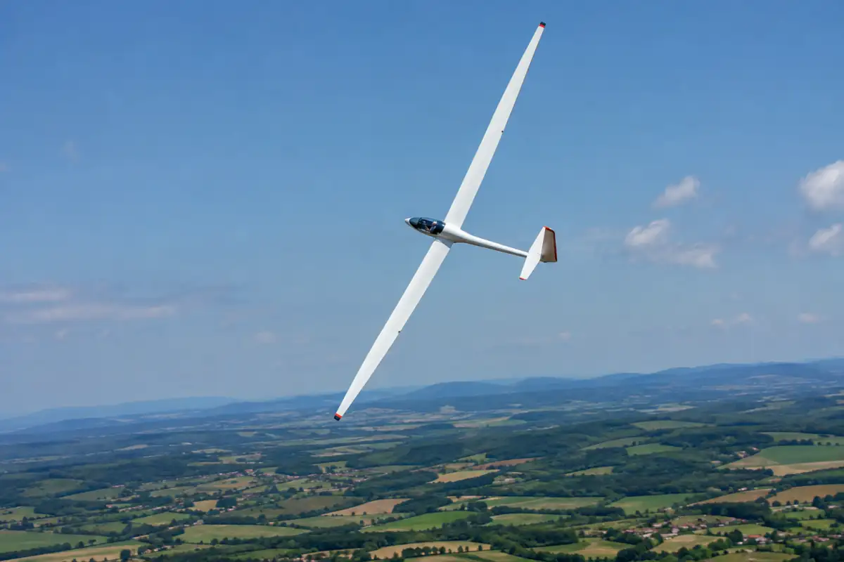 Voltige en planeur : un planeur acrobatique sans moteur effectue une figure au-dessus d’un aérodrome français.